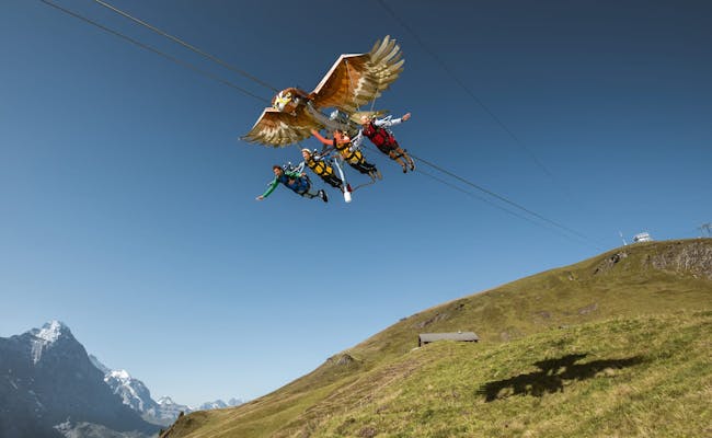 Vuelo sobre Grindelwald First con parapentes en los Alpes.