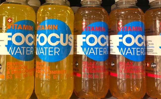 Focus Water en diferentes sabores en Suiza, estante de bebidas, 2023.