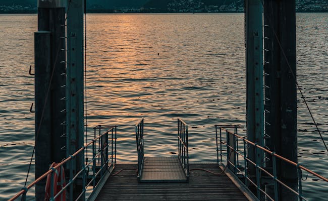 Lago Maggiore: Ketenangan di tepi air saat matahari terbenam dan alam sekitar dalam suasana musim panas yang santai.