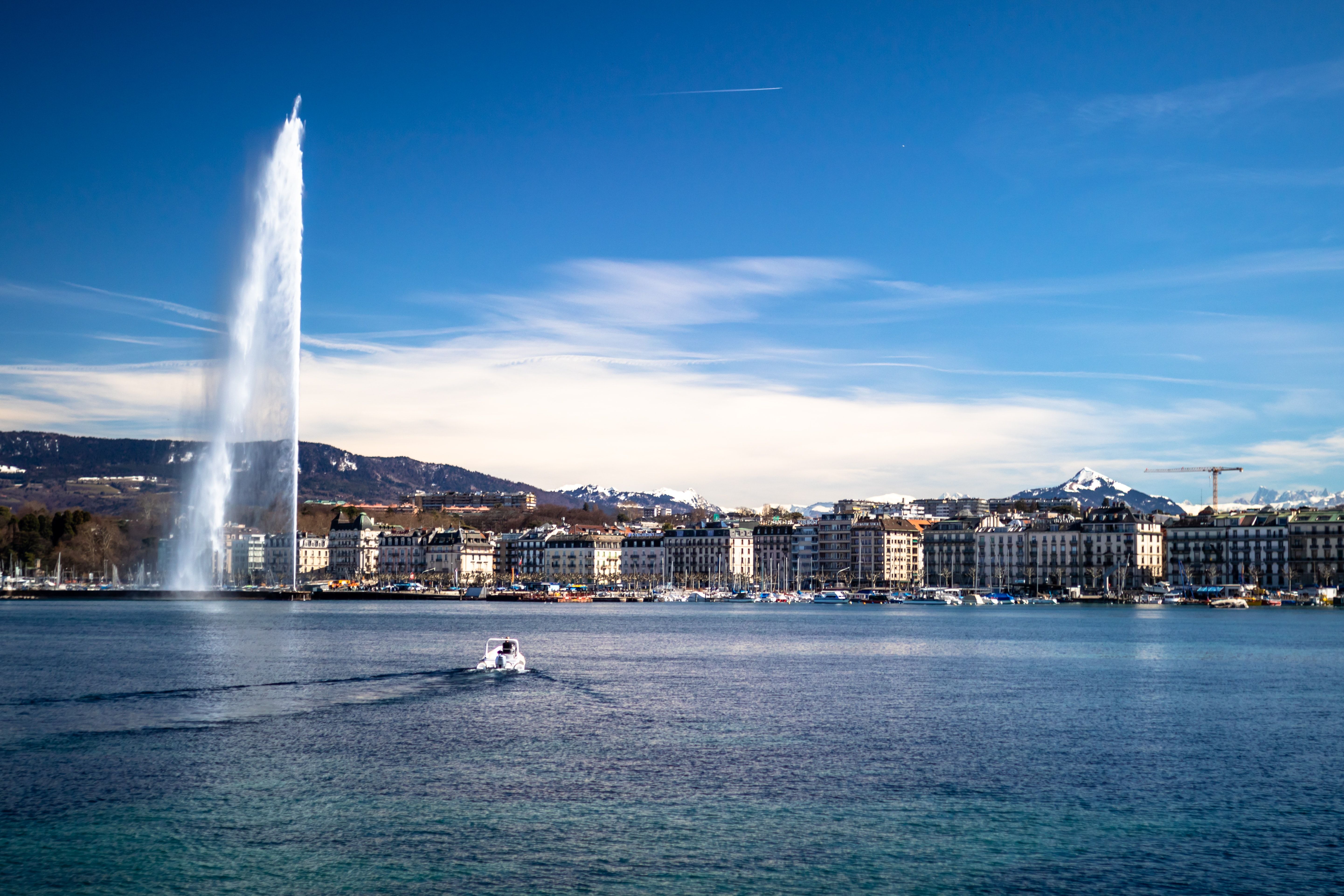 Jet d'eau: Enjoy the impressive fountain on Lake Geneva in beautiful summer weather.