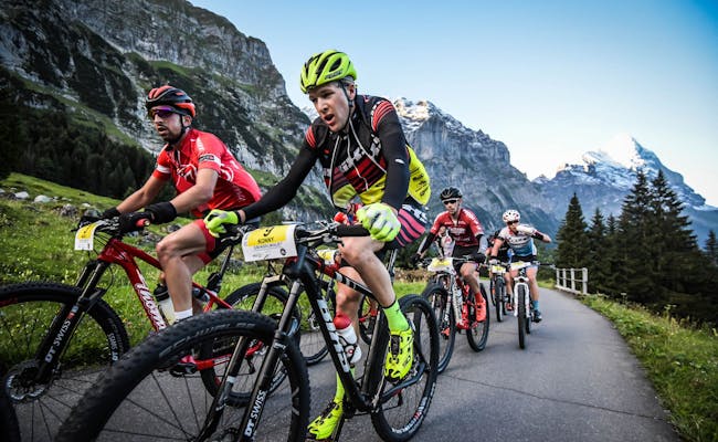 Eiger Bike Challenge in Grindelwald mit Radfahrern auf einer Strecke