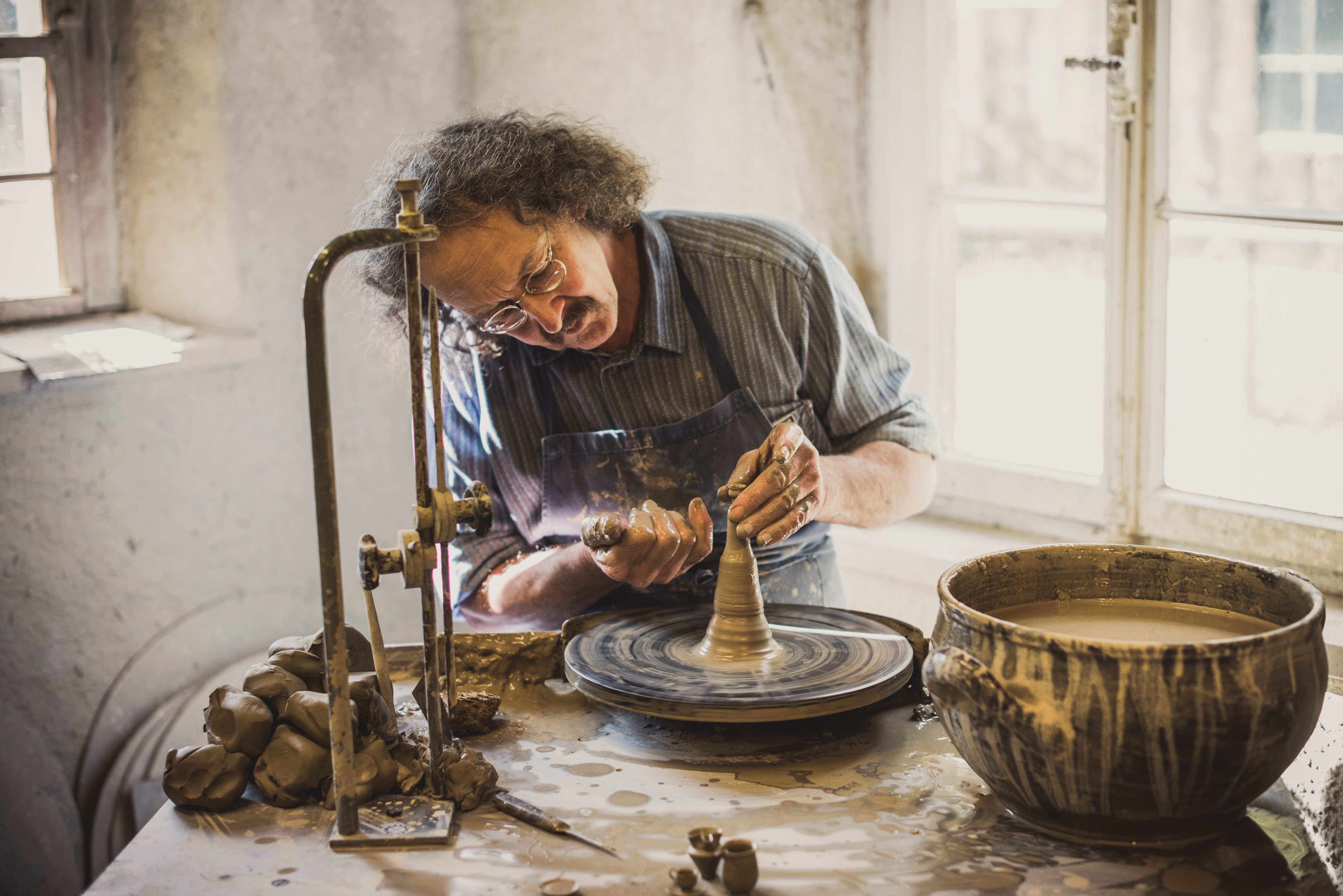 在巴伦贝格露天博物馆，陶工正在使用陶轮工作