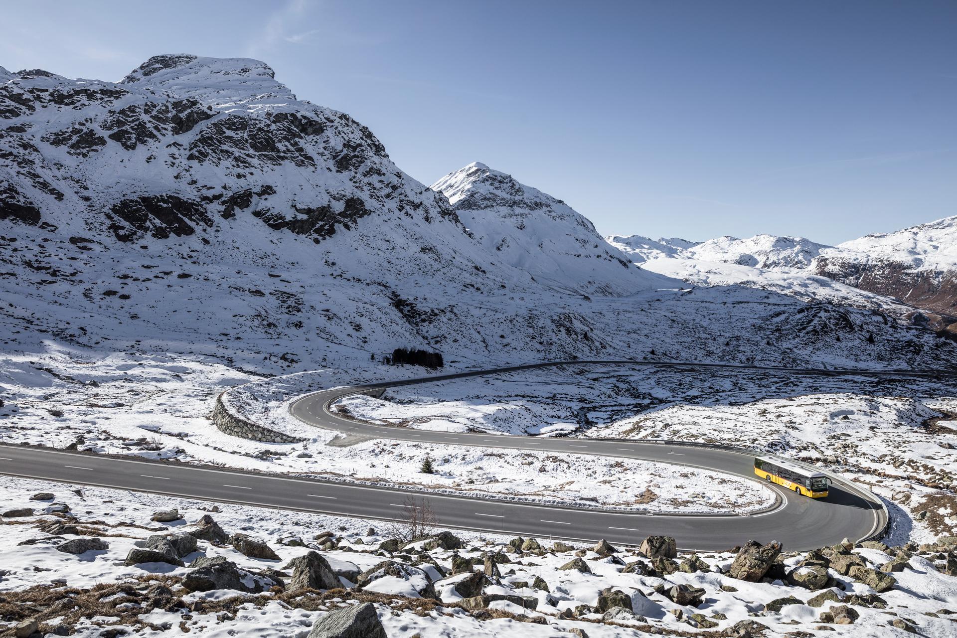 겨울 풍경: 스위스의 눈 덮인 봉우리와 함께 인상적인 산길.