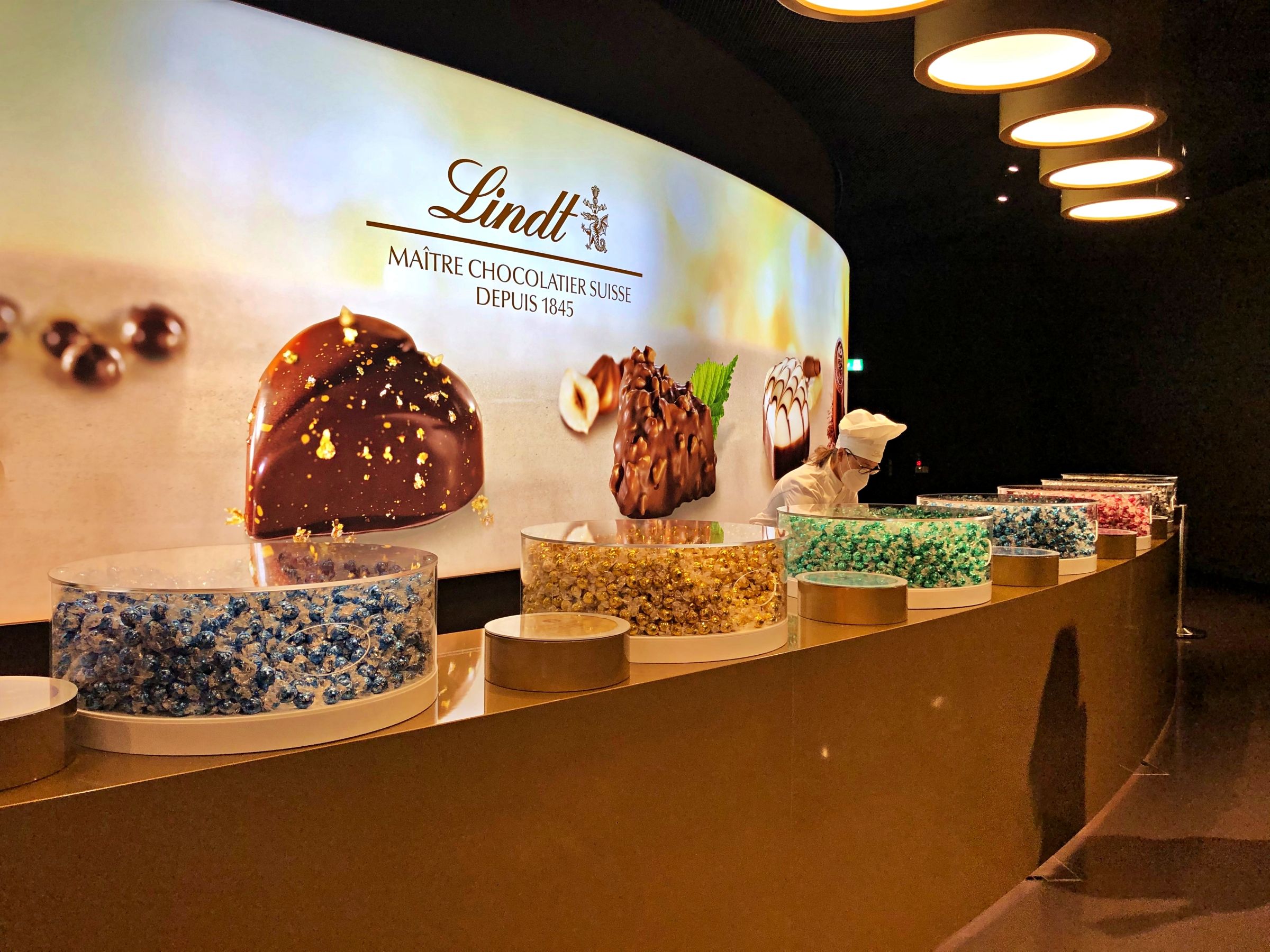 リンツチョコレートの色とりどりのトッピングを使った調理ステーション。