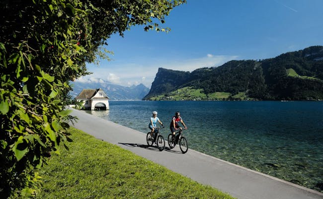 Mountainbikekörning vid Lago di Lugano, cyklist på cykelbana, idyllisk landskap.