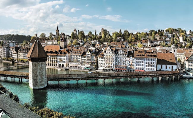 Puente de la Capilla Lucerna: Emblema histórico, vista pintoresca y arquitectura en la ciudad suiza.
