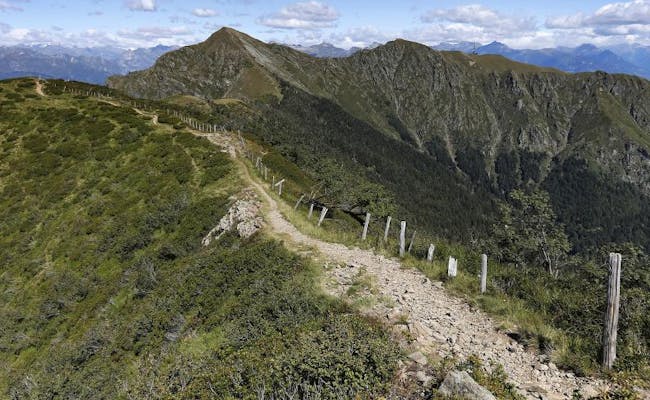 Sentier d'altitude vers le Monte Lema (photo : agence de tourisme tessinoise ATT SA)