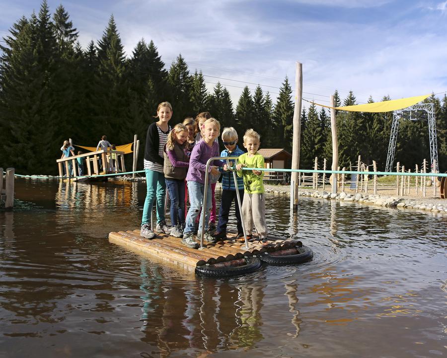 Mooraculum: Barn på äventyr på vattnet, gruppaktivitet på sommaren i Sörenberg.