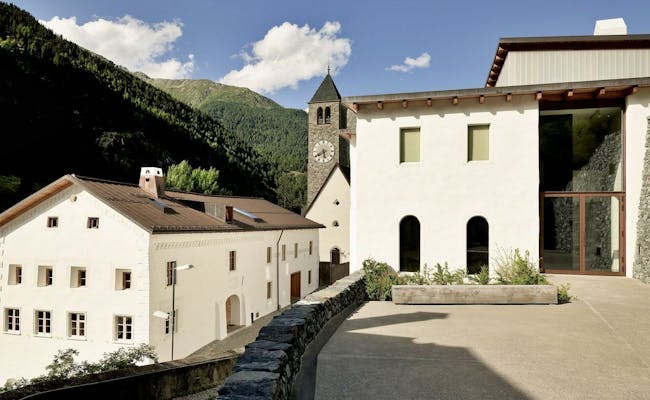 Muzeum Susch w Graubündze prezentuje nowoczesną architekturę i otoczenie.