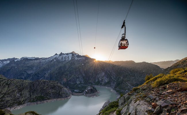 Grimselsee Oberaarbahn z koleją górską i widokiem