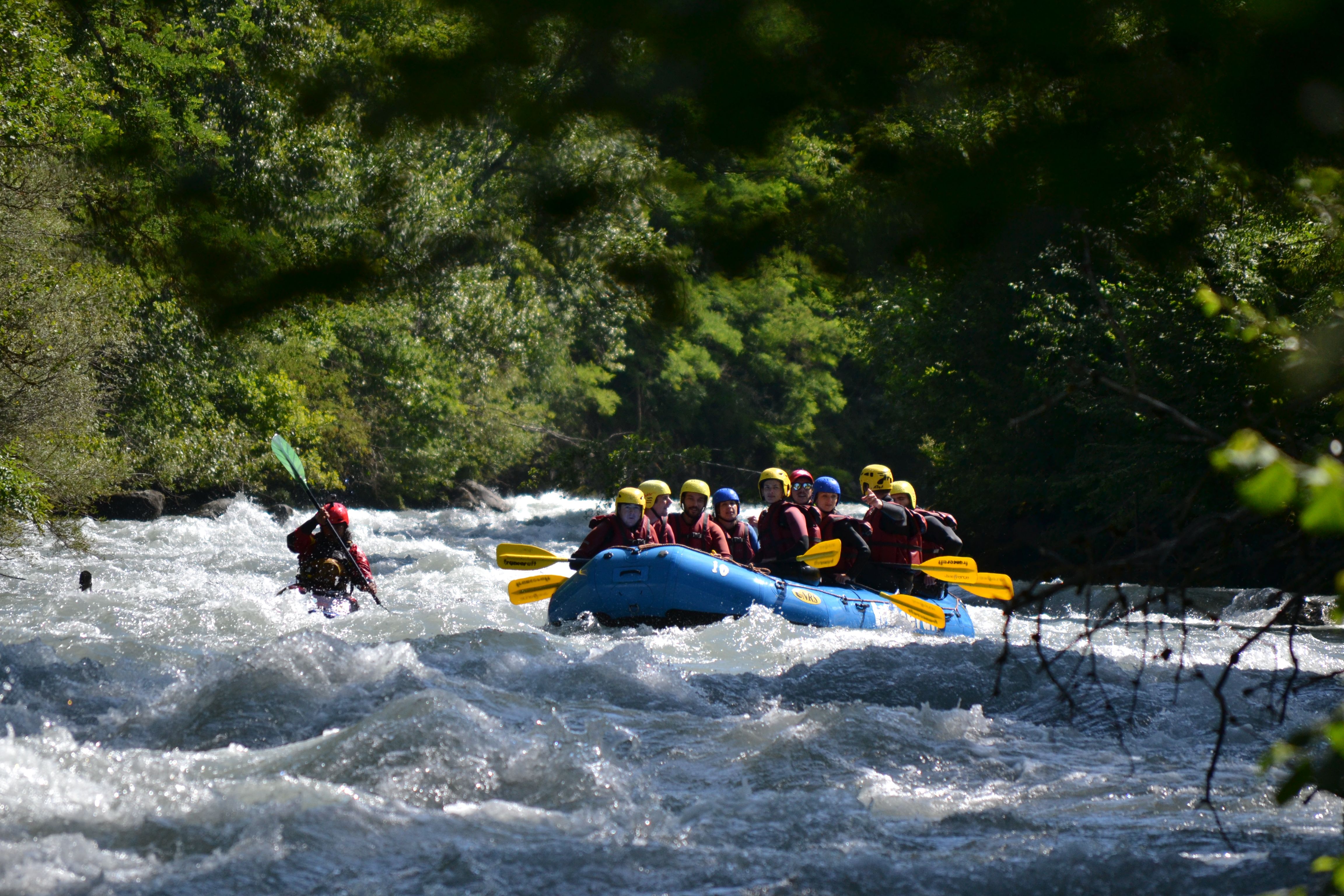 Rafting Rhone bersama kumpulan dengan helmet kuning dan bot biru