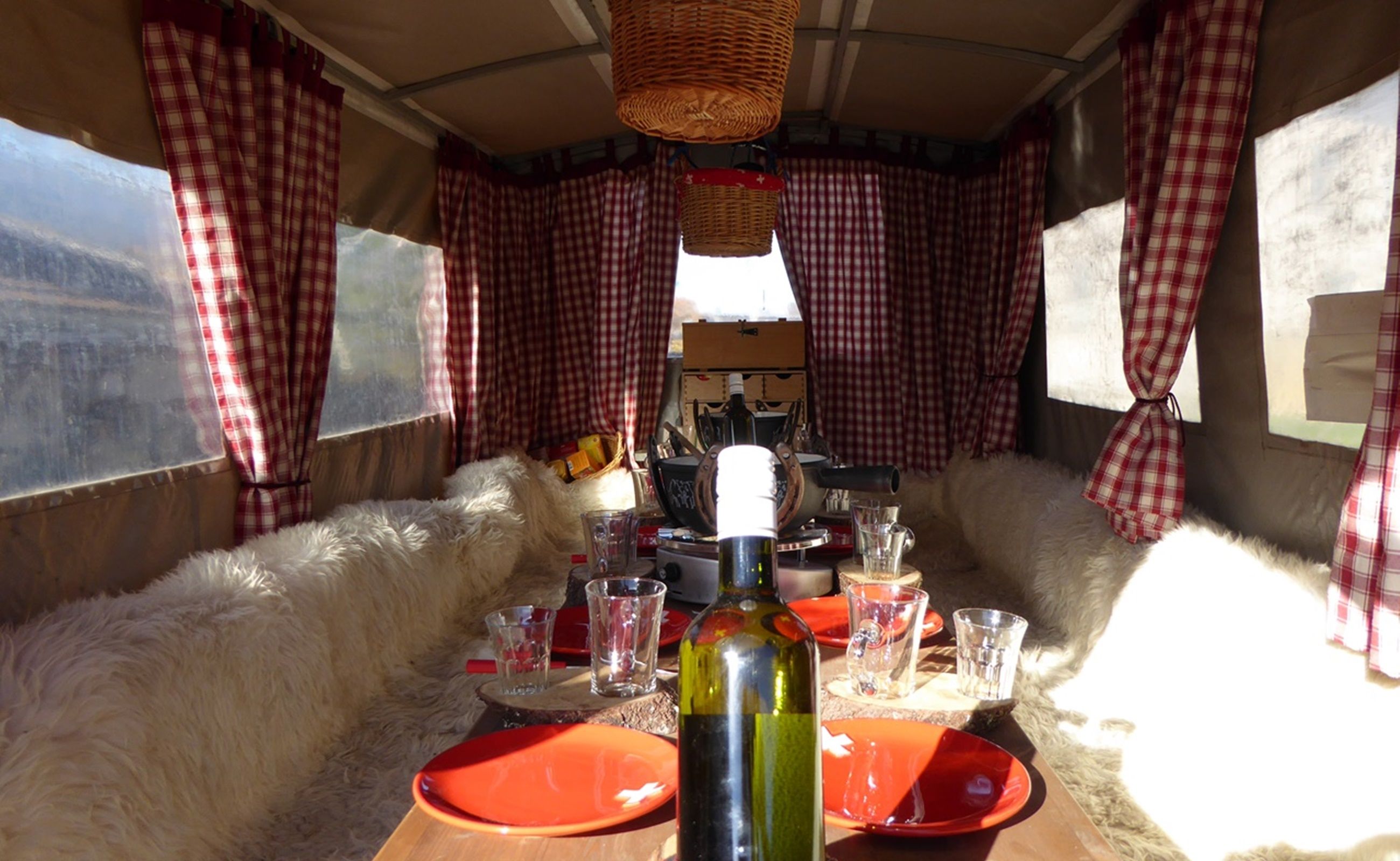 حفلة توديع العزوبية في رُسليبوشت مع طاولة مزينة، كؤوس وزجاجة نبيذ.