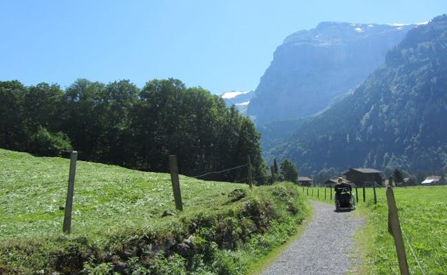 Escursione Engelberger: Percorso accessibile in sedia a rotelle in Svizzera, ideale per gli amanti della natura e della montagna.