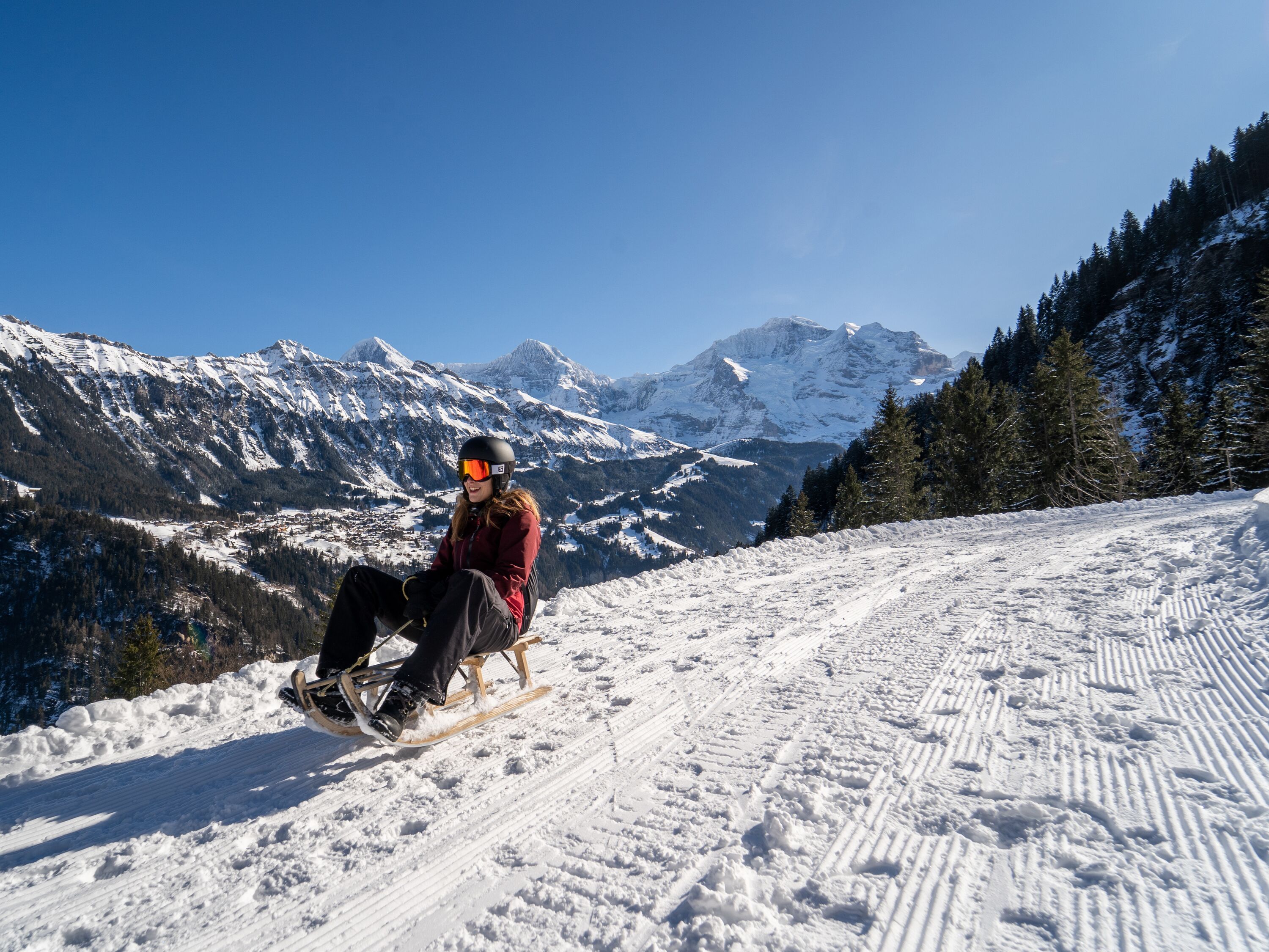 Luge dans le Sulwald avec vue sur la région de la Jungfrau et les montagnes enneigées