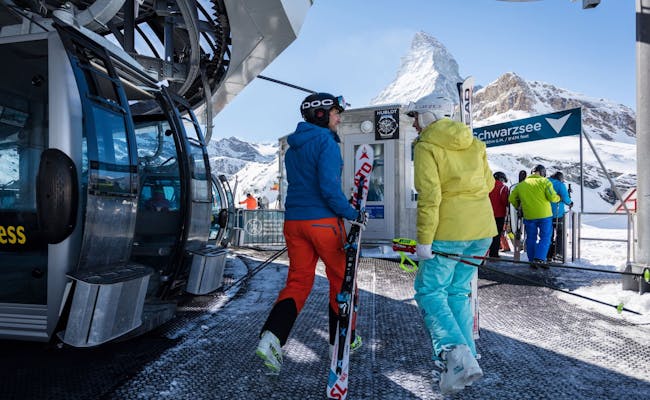 Esquí en Zermatt con teleférico, nieve, vistas de montañas