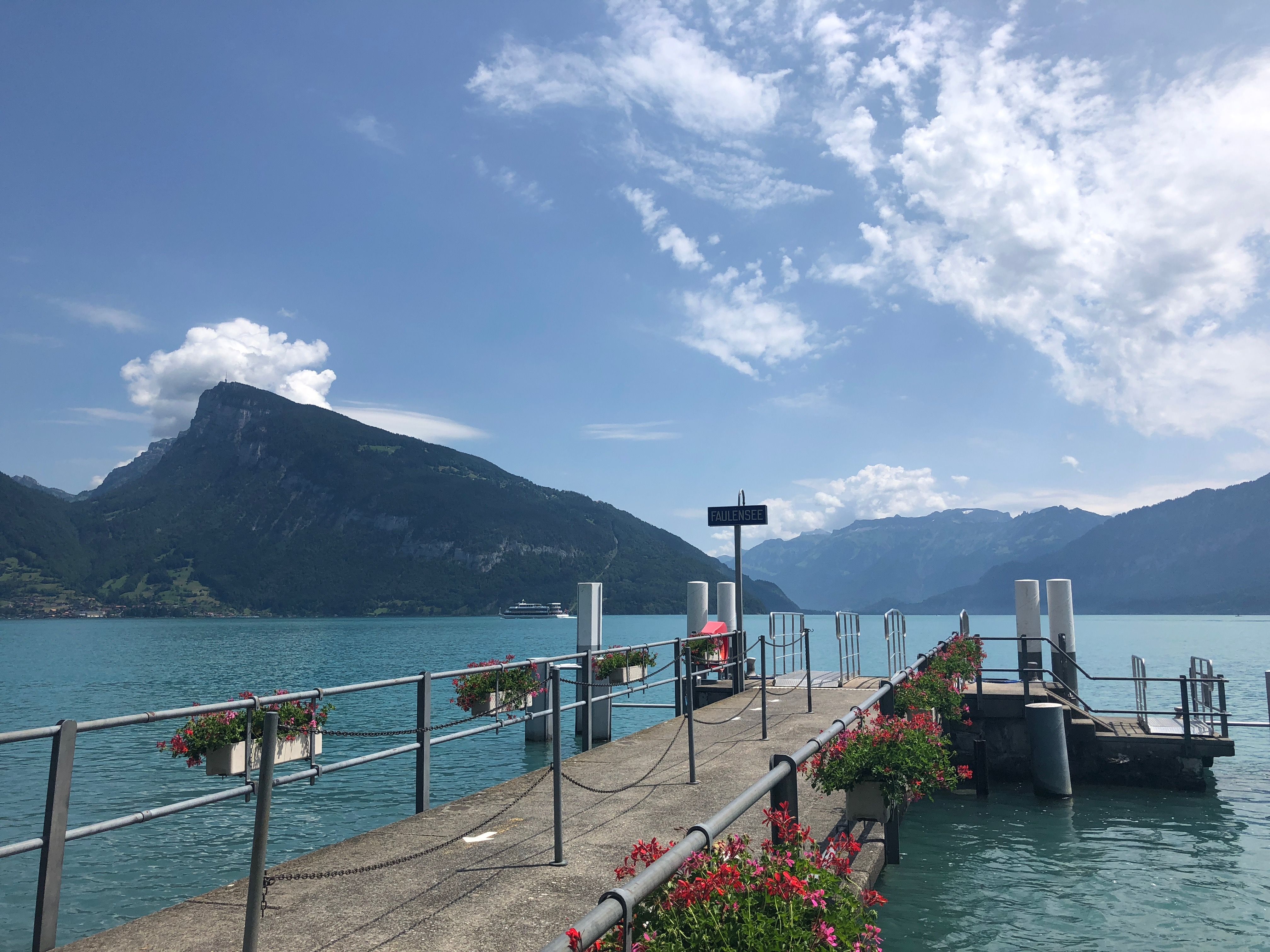 Lago di Thun con molo e panorama montano in bel tempo