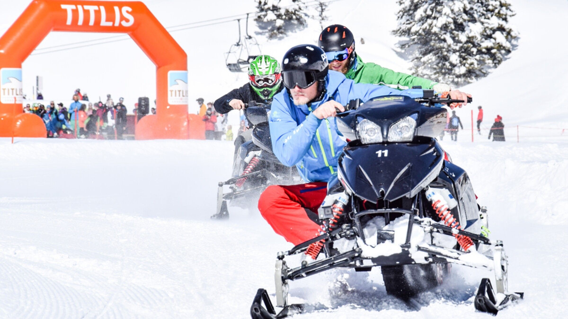 Titlis SnowXpark: Mengemudi snowmobile di salju dengan pengemudi berpakaian hangat