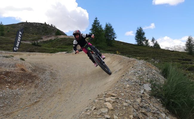 Mountainbiketur i St. Moritz med inflygning längs banan.