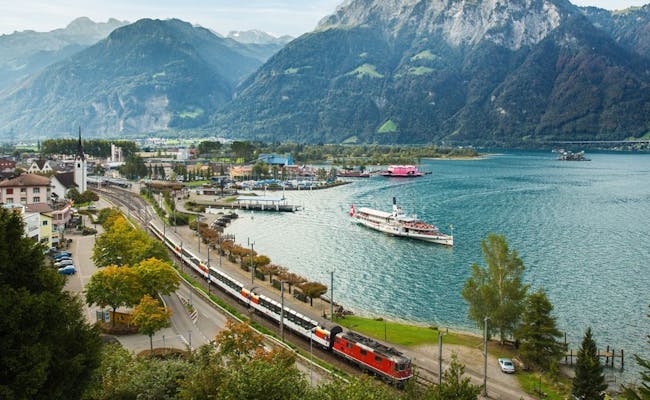 Treno sul lago di Lucerna (Foto: Swiss Travel System)