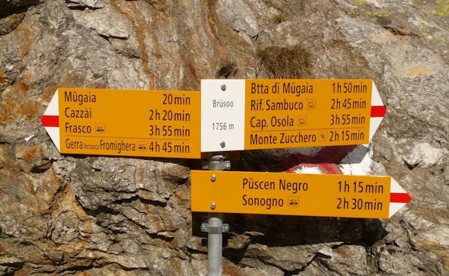 Signpost in the Verzascatal with hiking destinations, mountains, and direct orientation for hikers.