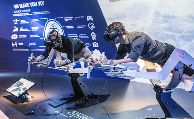 2 pessoas usam equipamento de realidade virtual no Museu dos Transportes de Lucerna