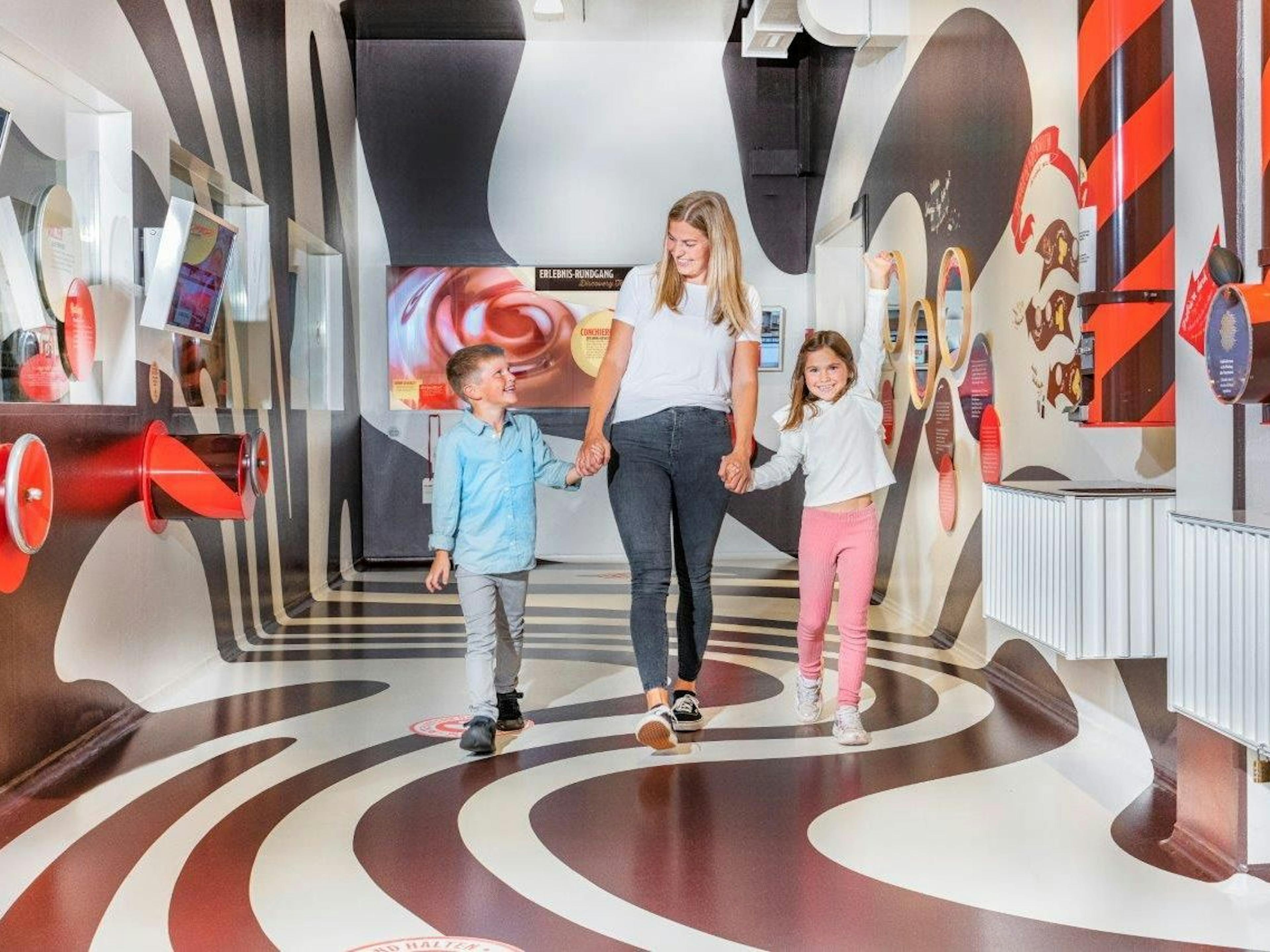 Mixing: Children joyfully and curiously explore the Chocolarium Flawil in a creative environment.