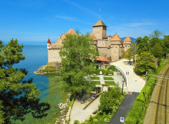 Chillon Schloss: Entdecke die eindrucksvolle Architektur und die malerische Umgebung am Genfersee.