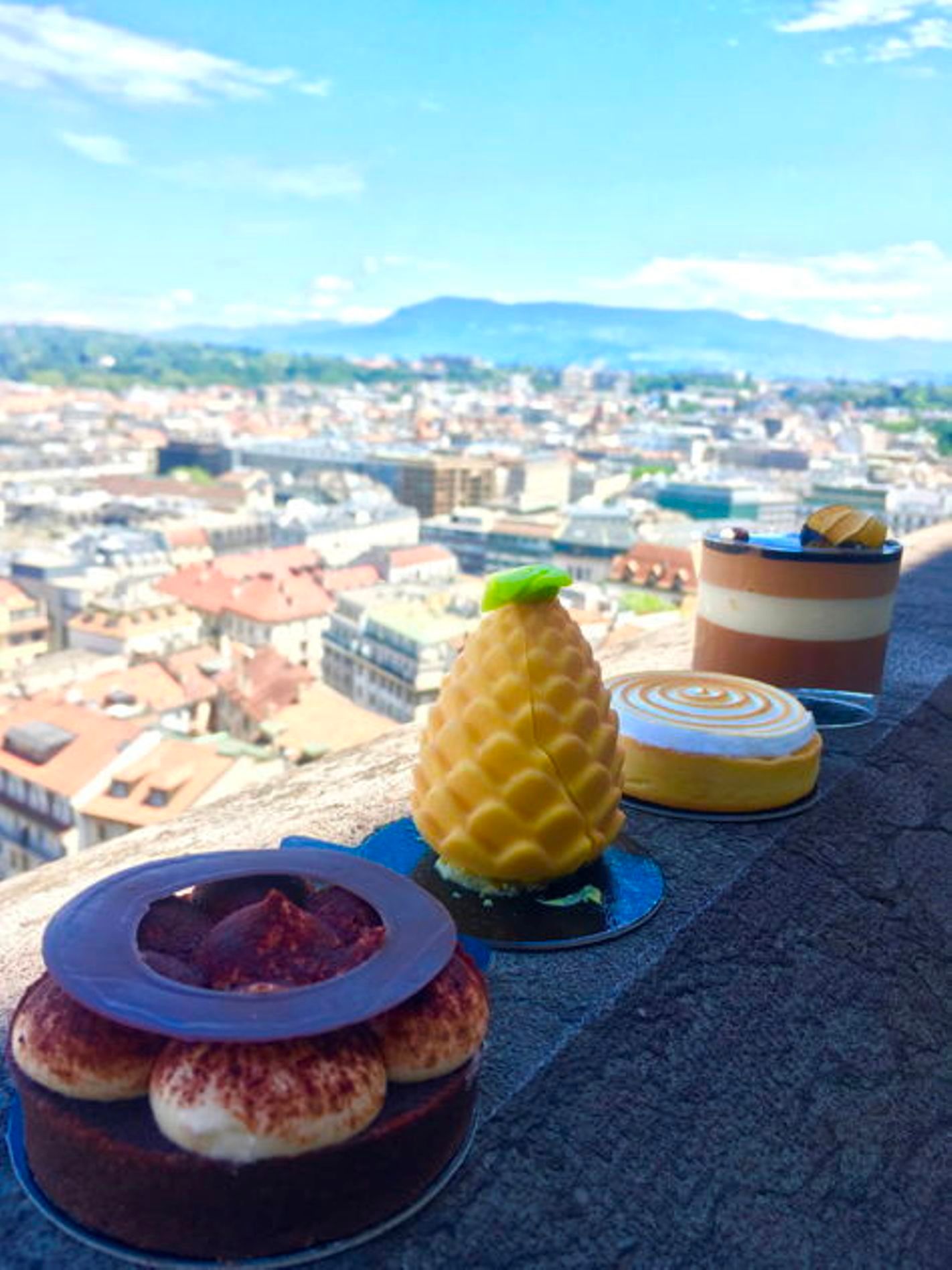 पुरानी शहर में फूड टूर पर स्वादिष्ट व्यंजनें, शहर का सुंदर दृश्य के साथ