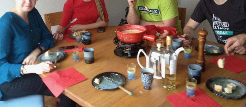 Typisk schweizerisk mad i Baselområdet med ostefondue, brød og vin
