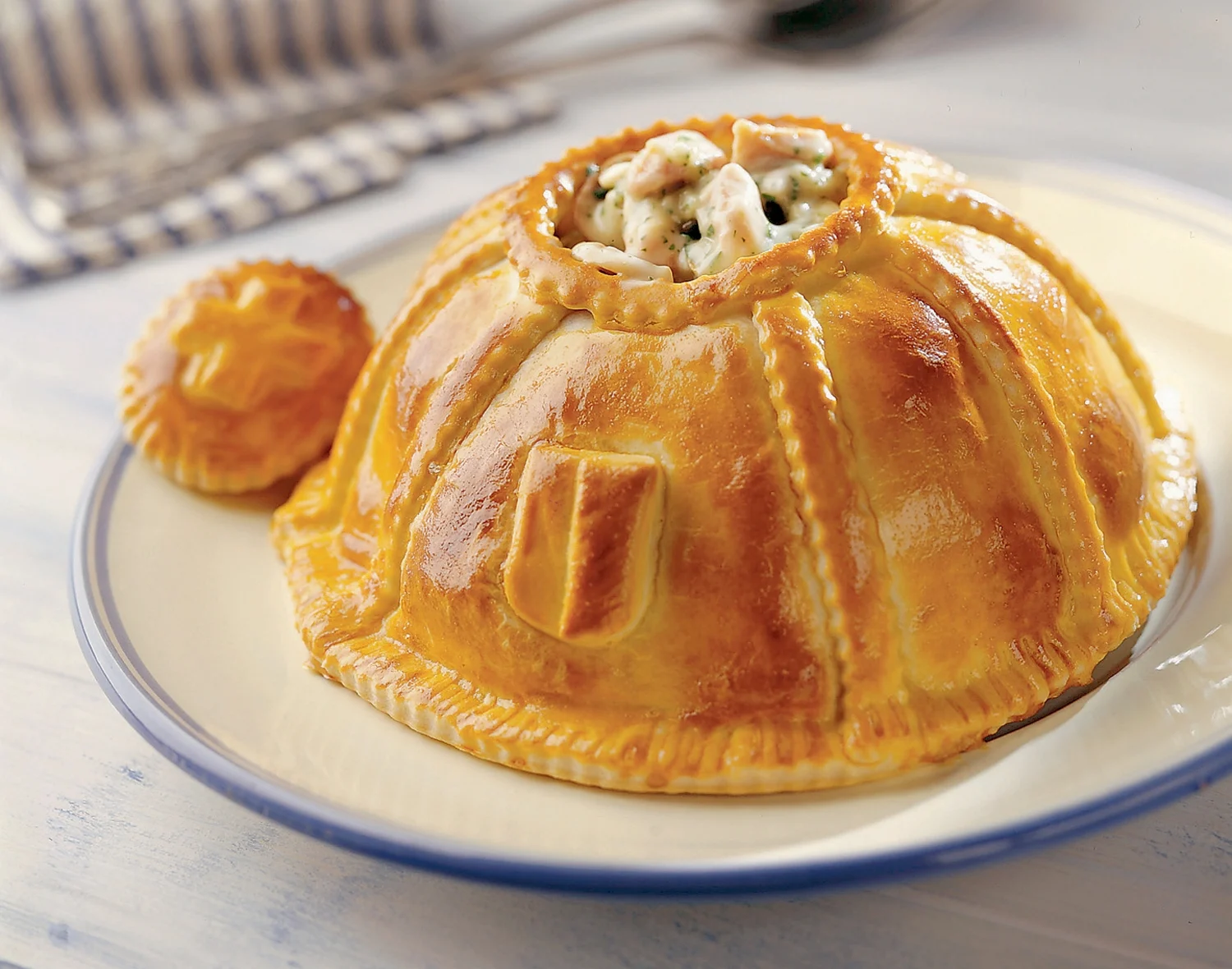 Pastetli s těstem a náplní na talíři