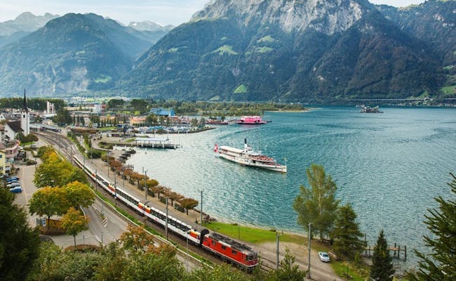Panorama Gotthard: Traversarea lacului cu trenul, peisaj montan și natură pitorească în fundal