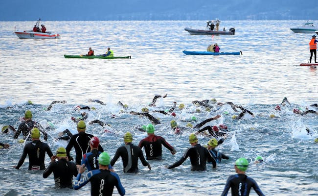 Triathlon Neraka Mürren, perenang masuk ke air, panorama pegunungan Alpen yang spektakuler, perairan tenang.