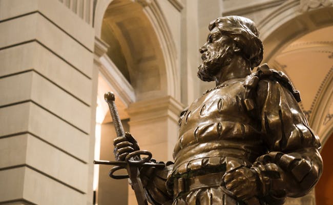 Bern: socha statečného bojovníka v historickém prostředí, zachycující kouzlo města.