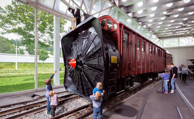 Lokomotywa w Muzeum Transportu w Lucernie: Dzieci z entuzjazmem bawią się na historycznym modelu.