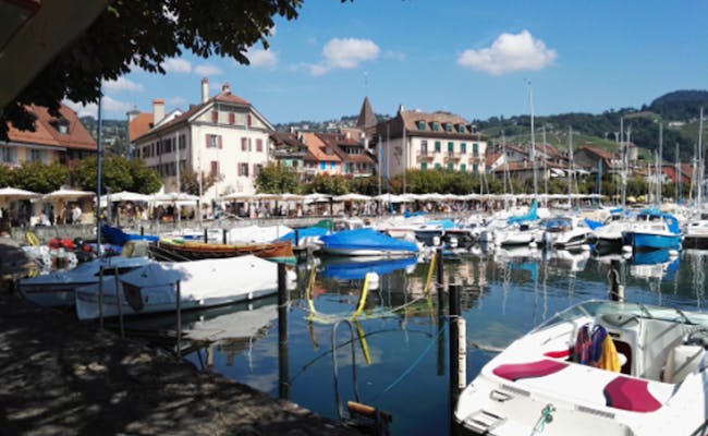 Lutry přístav s loděmi a restauracemi, slunečný den.