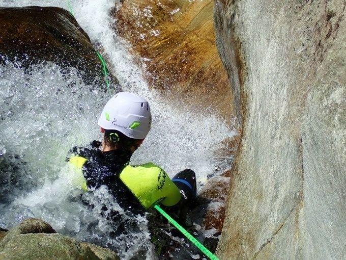 Canyoning in Cugnasco: aufregende natürliche Rutsche im Tessin für Abenteuerlustige.