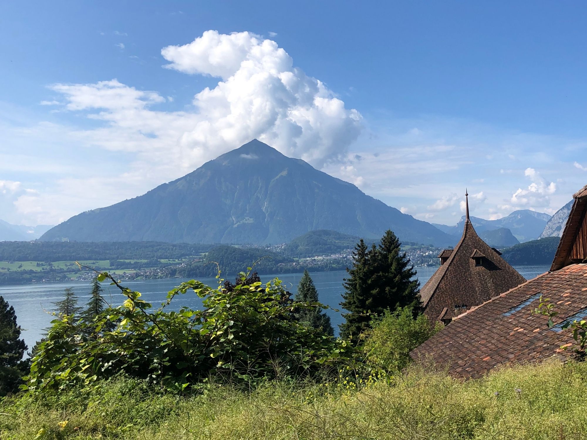 尼岑观景金字塔与湖泊和背景中的山脉