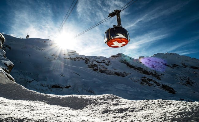La télécabine Rotair Titlis survole des montagnes enneigées