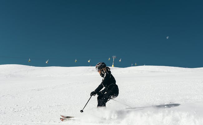 Rent your ski equipment and enjoy the Swiss ski slopes