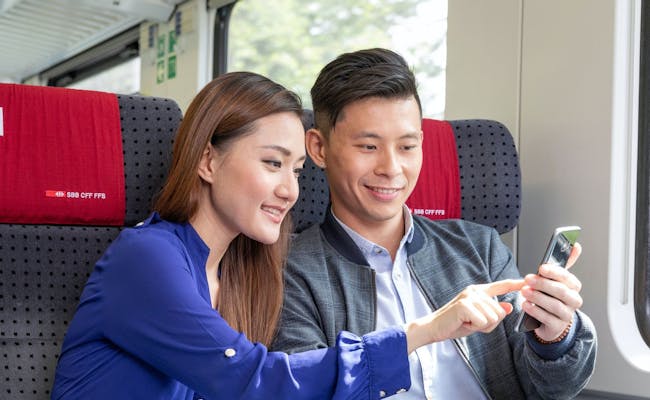 Un couple utilise le Sparticket dans le train et regarde son smartphone