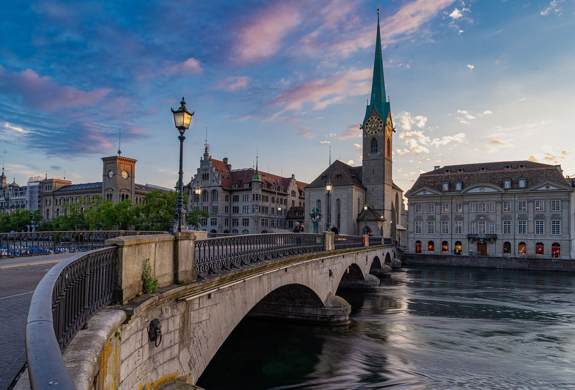 Pont sur la Limmat à Zurich avec vue directe sur des bâtiments historiques et le clocher.