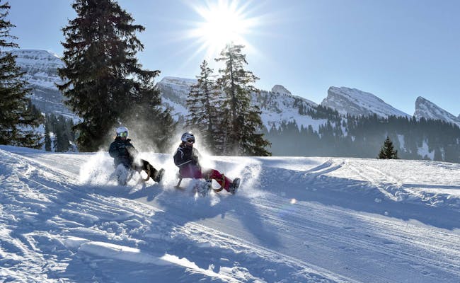 Chäserrugg Stöfeli Schlitteln, Winteraktivität mit Schneebedeckten Hügeln und Sonne