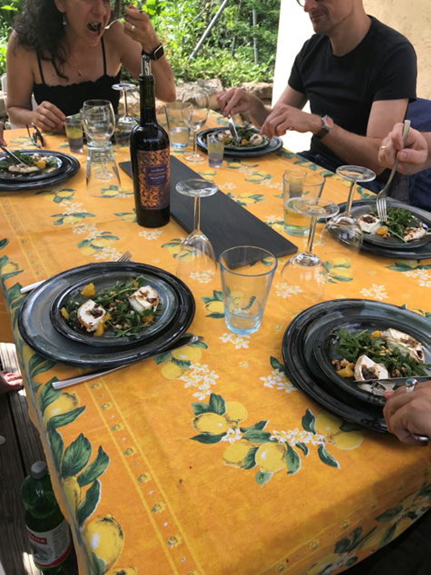 Nachmittagssnack bei sonnigem Wetter in Basel