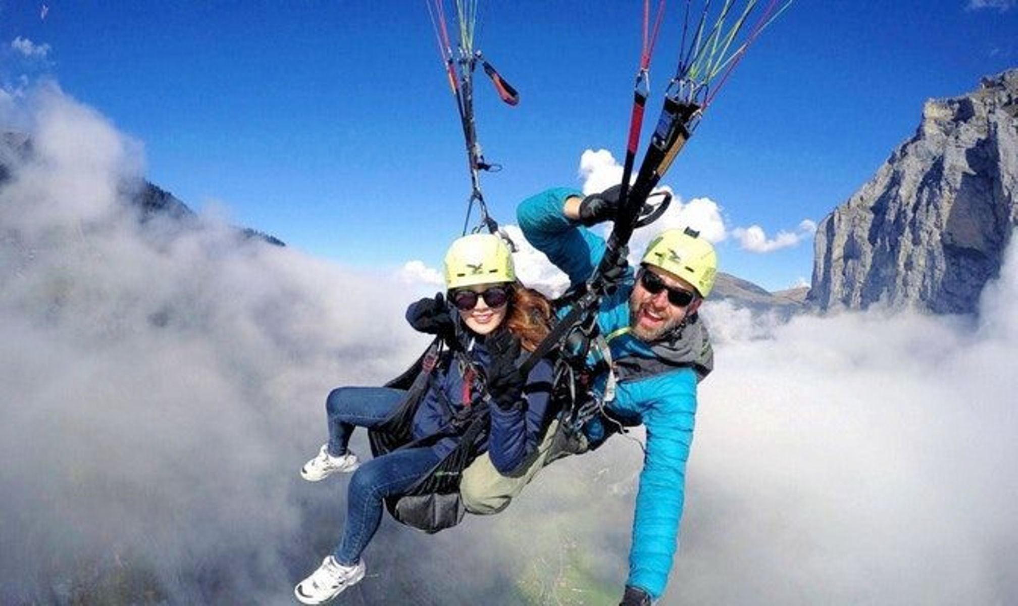 Vol en parapente au Stanserhorn avec un vol en tandem au-dessus des nuages.