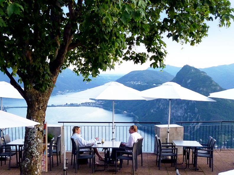 मोन्टे ब्रे और झील का दृश्य वाला वेट्टा रेस्टोरेंट, रोमांटिक यात्राओं के लिए आदर्श।