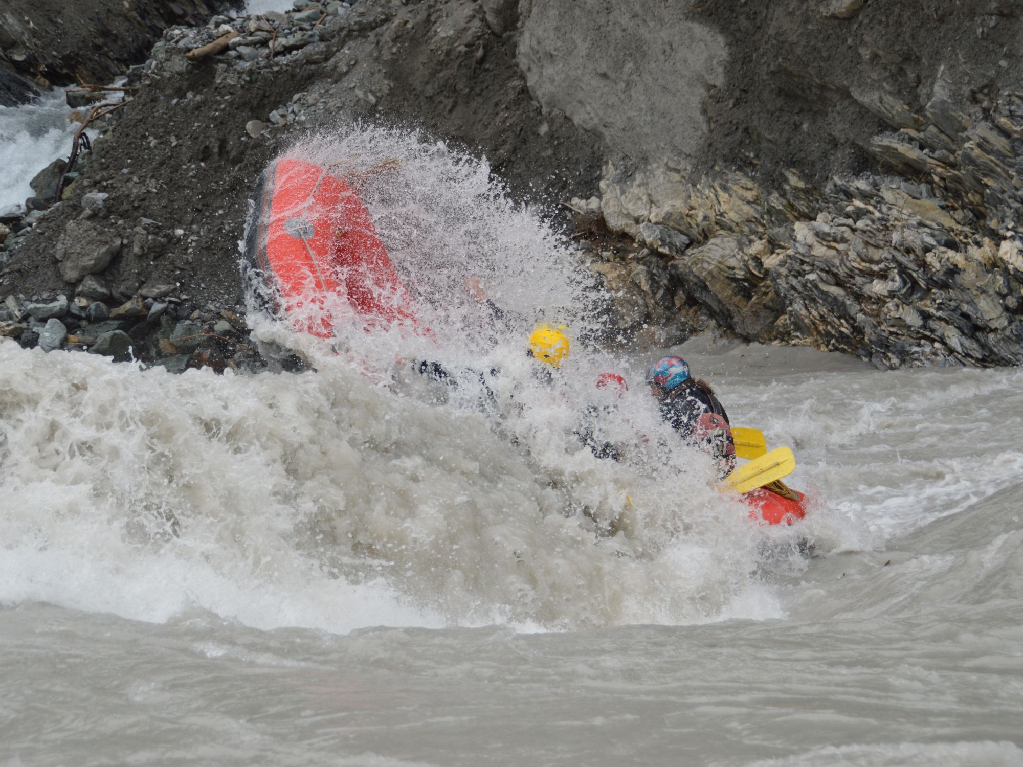 Rafting di lorong Scuoler dengan jeram yang mendebarkan. Rasai sensasi alam semula jadi.