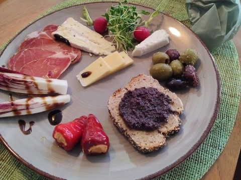 用奶酪、香肠和橄榄享受丰盛的早午餐，让您愉快地开始新的一天。