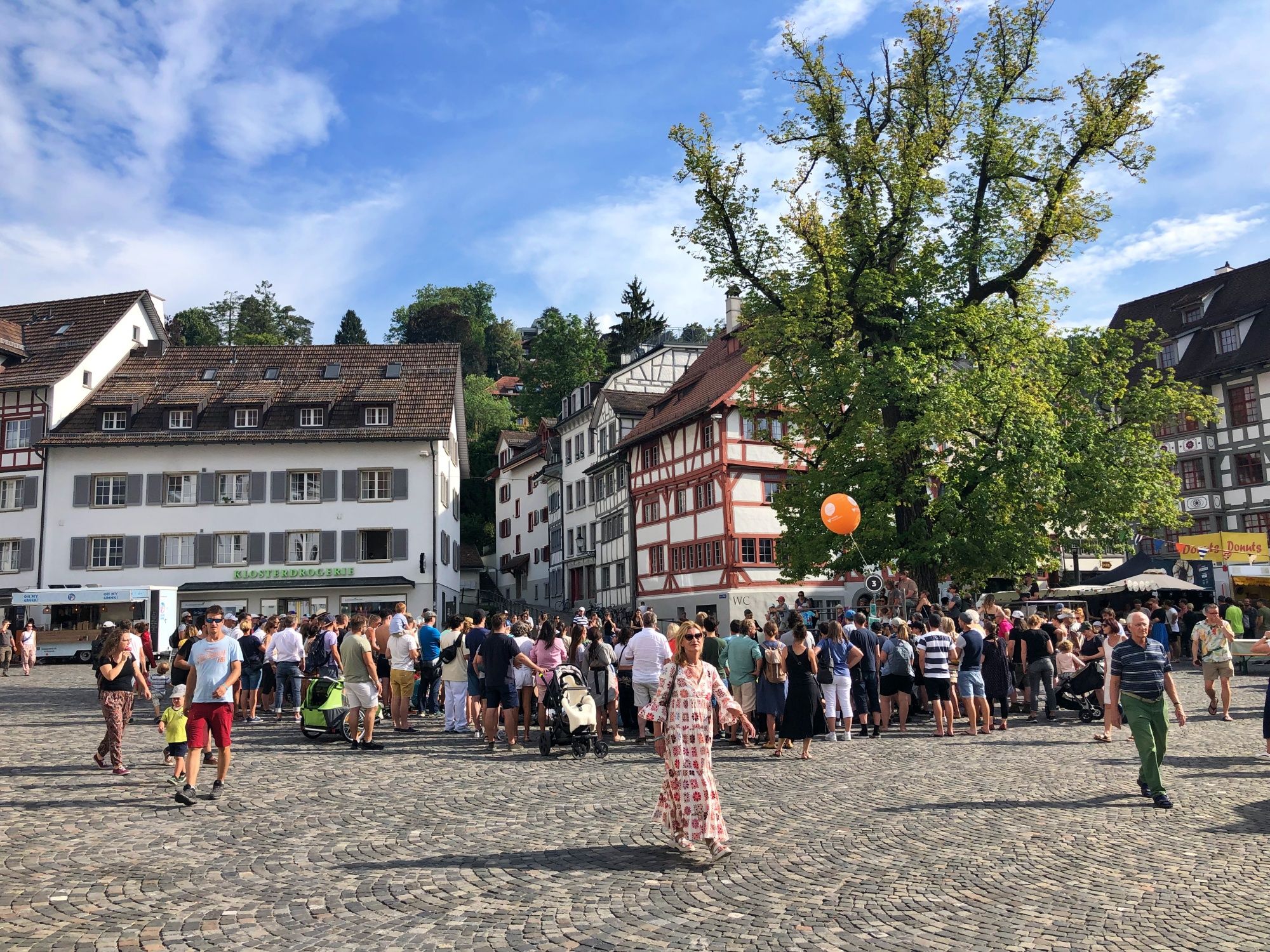 Gauklerfest ve Št. Gallenu s množstvím návštěvníků a pestrými aktivitami.