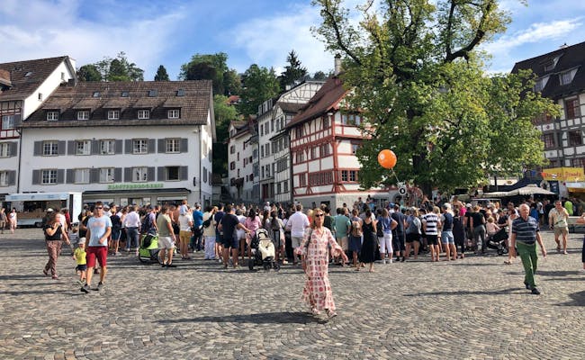 Festival de Malabaristas en St. Gallen con numerosos visitantes y actividades coloridas.