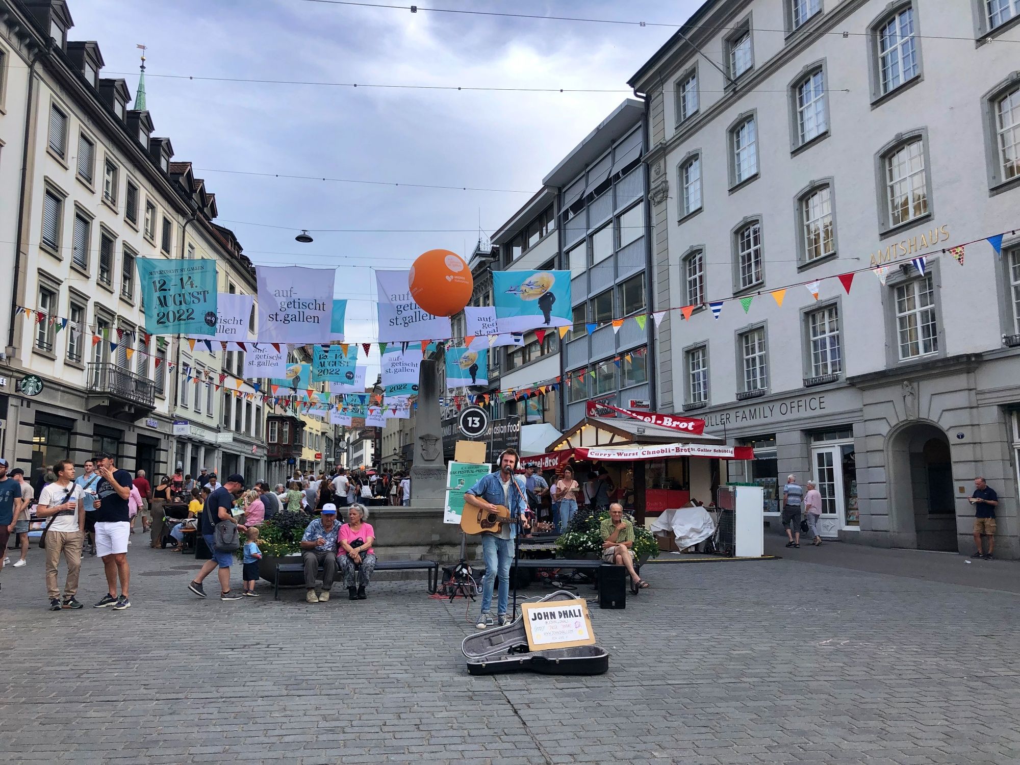 Gauklerfest ve Št. Gallen představuje hudebníky na rušné ulici.